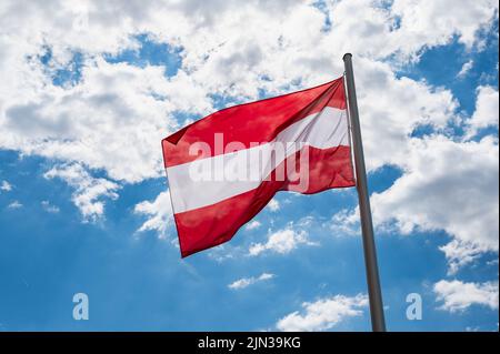 Bandiera dell'Austria che sventola nel vento Foto Stock