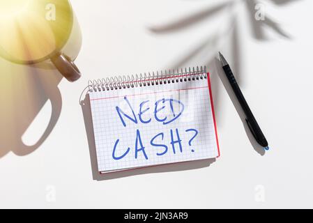 Testo della scrittura bisogno di contanti domanda, concetto di Internet che chiede qualcuno se avete bisogno di soldi supplementari o non notebook con messaggi importanti sulla scrivania con COF Foto Stock