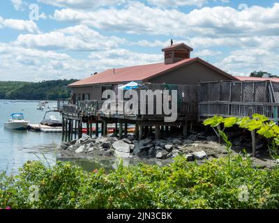 Damariscotta, ME USA - 4 luglio 2022: Vista sul fiume Damariscotta dal fiume Foto Stock