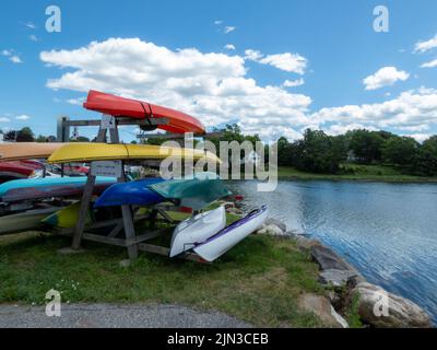 Damariscotta, ME USA - 4 luglio 2022: Vista sul fiume Damariscotta dal fiume Foto Stock