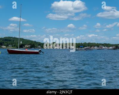 Damariscotta, ME USA - 4 luglio 2022: Vista sul fiume Damariscotta dal fiume Foto Stock