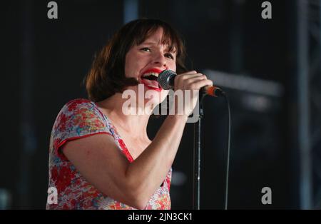 Lorna Thomas di Skinny Lister durante la loro esibizione al festival di Wickham, Hampshire, Regno Unito Foto Stock