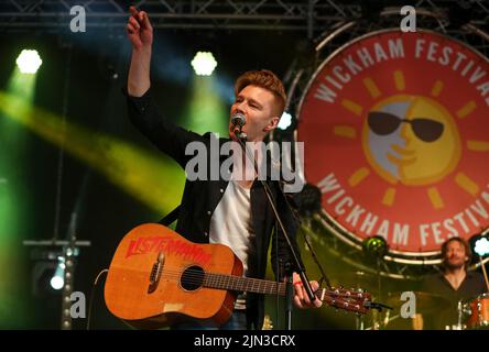 Daniel Heptinstall di Skinny Lister durante la loro esibizione al festival di Wickham, Hampshire, Regno Unito Foto Stock