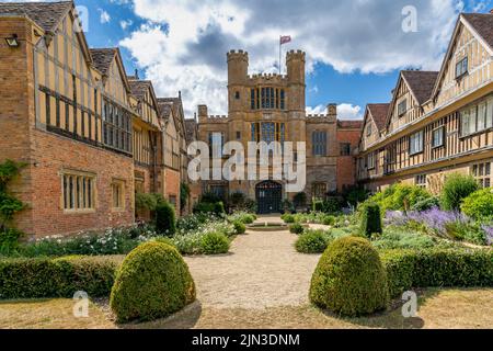 Bella architettura e giardini della storica Coughton Court vicino ad Alcester, Warwickshire. Foto Stock