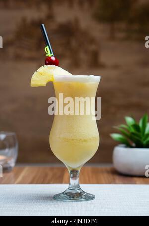 Pina Colada cocktail con ananas, primo piano shoot Foto Stock