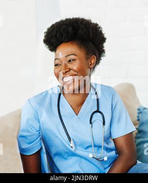 infermiere donna medico ospedale medica salute femminile assistenza infermieristica ritratto felice medicina cura Foto Stock