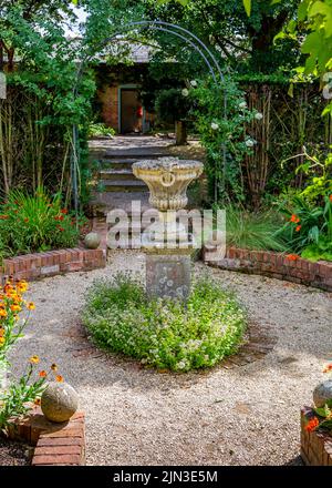 Sculture e arte nei terreni della storica corte di Coughton vicino ad Alcester, Warwickshire. Foto Stock