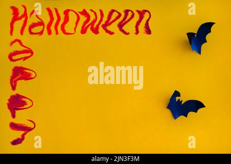 Due pipistrelli su sfondo arancione con iscrizione Happy Halloween. CopySpace. Concetto di Halloween. Foto Stock