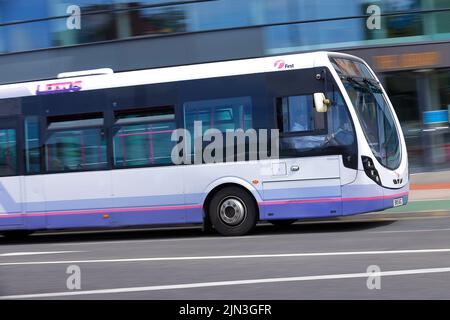 Un autobus a piano singolo gestito dalla First Bus Company visto vicino alla stazione degli autobus di Leeds City Foto Stock