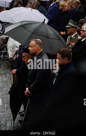 Il Presidente della Polonia Andrzej Duda e il Presidente di Varsavia Rafal Trzaskowski durante la messa in celebrazione della rivolta di Varsavia Foto Stock