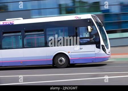 Un autobus a piano singolo gestito dalla First Bus Company visto vicino alla stazione degli autobus di Leeds City Foto Stock