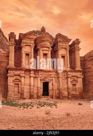 Ad Deir - Monastero - rovine scolpite in pareti rocciose a Petra Jordan Foto Stock