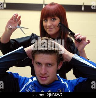 PORTSMOUTHS SEAN DAVIS METTE IL SUO PARRUCCHIERE FRAN MORRIS FUORI PER UN'ALTRA SETTIMANA, MA SPERA CHE SARÀ IN AZIONE LA PROSSIMA SETTIMANA SE SEGNA CONTRO IL SUO VECCHIO CLUB FULHAM. PIC MIKE WALKER, 2006 Foto Stock