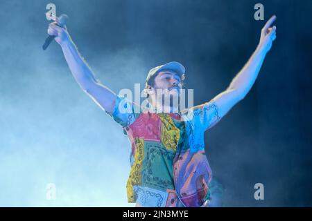 Verona, Italia. 8th agosto 2022. La pop band italiana pinguini Tattici Nucleari si esibisce dal vivo all'Arena di Verona per il tour estivo "dove eravamo rimasti" Credit: Roberto Tommasini/Alamy Live News Foto Stock