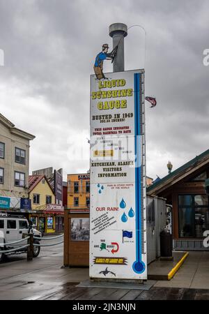 Ketchikan, AK - 10 Giugno 2022: Indicatore di pioggia o di Sunshine liquido sul porto in Ketchikan Alaska Foto Stock