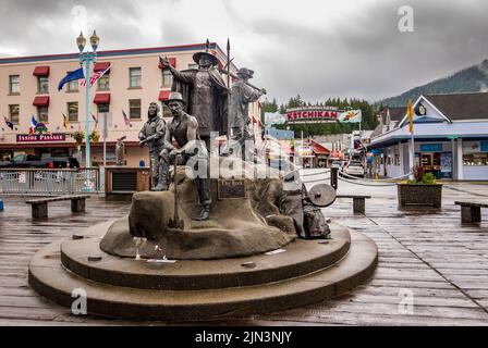 Ketchikan, AK - 10 giugno 2022: Statua ai pionieri chiamato la roccia in Ketchikan Alaska Foto Stock