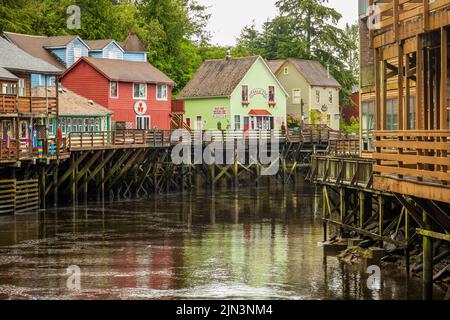 Ketchikan, AK - 10 Giugno 2022: Passeggiata lungo Creek Street famosa e negozi in Ketchikan Alaska Foto Stock