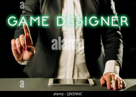 Firma di scrittura a mano Game Designer, Word scritto su attivatore pixel Scripting Programmer console 3D Grafica Businesswoman avere tablet su scrivania e P Foto Stock