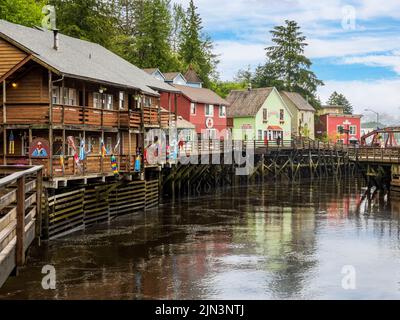 Ketchikan, AK - 10 Giugno 2022: Passeggiata lungo Creek Street famosa e negozi in Ketchikan Alaska Foto Stock