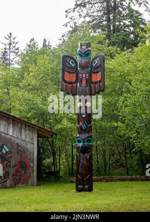 Ketchikan, AK - 10 Giugno 2022: Totem pole nel Potlatch Park in Ketchikan Alaska Foto Stock