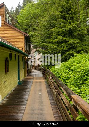 Ketchikan, AK - 10 Giugno 2022: Vista sotto la pioggia sul lungomare di Creek Street in Ketchikan Alaska Foto Stock
