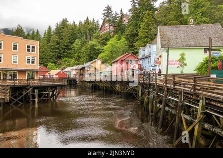 Ketchikan, AK - 10 Giugno 2022: Passeggiata lungo Creek Street famosa e negozi in Ketchikan Alaska Foto Stock