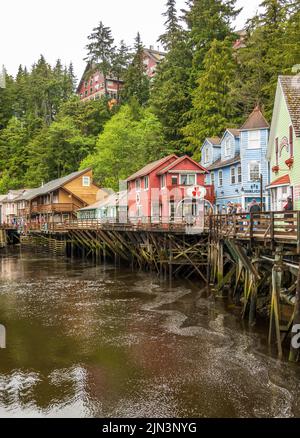 Ketchikan, AK - 10 Giugno 2022: Passeggiata lungo Creek Street famosa e negozi in Ketchikan Alaska Foto Stock