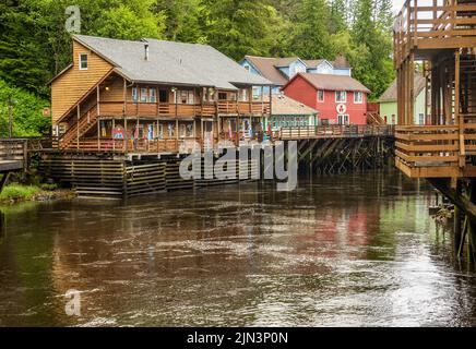 Ketchikan, AK - 10 Giugno 2022: Passeggiata lungo Creek Street famosa e negozi in Ketchikan Alaska Foto Stock