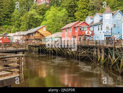 Ketchikan, AK - 10 Giugno 2022: Passeggiata lungo Creek Street famosa e negozi in Ketchikan Alaska Foto Stock