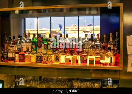 Newark, NJ - USA - 25 luglio 2022 Vista panoramica interna di un bar aeroportuale nel terminal C della United Airlines all'aeroporto internazionale Newark Liberty. Foto Stock