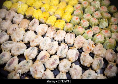 Shumai è un tipo di gnocchi cinesi tradizionali. Nella cucina cantonese, viene solitamente servito come uno spuntino dim sum Foto Stock