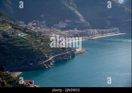 Veduta aerea di Ravello con spiaggia confortevole e mare blu sulla Costiera Amalfitana in Campania. La costiera amalfitana è una meta di viaggi e vacanze molto apprezzata Foto Stock