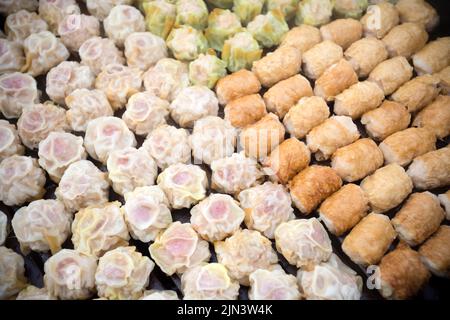 Shumai è un tipo di gnocchi cinesi tradizionali. Nella cucina cantonese, viene solitamente servito come uno spuntino dim sum Foto Stock