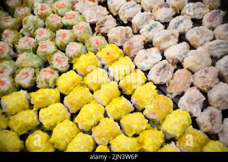 Shumai è un tipo di gnocchi cinesi tradizionali. Nella cucina cantonese, viene solitamente servito come uno spuntino dim sum Foto Stock