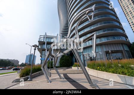 Mississauga, Ontario, Canada - 18 2021 luglio: Vista sulla strada della città di Mississauga centro. Landmarks Absolute Condos. Foto Stock