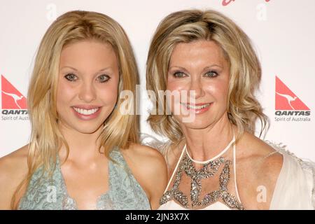 FILE PICS: Olivia Newton-John 1948-2022. Chloe Rose, Olivia Newton-John 01/14/06 G'Day LA: Australia Week 2006 - Penfolds Icon Gala Dinner @ The Hollywood Palladium, Hollywood photo by Fuminori Kaneko/HNW/PictureLux file Reference # 33680 122HNW Credit: PictureLux/The Hollywood Archive/Alamy Live News Credit: PictureLux / The Hollywood Archive/Alamy Live News Foto Stock
