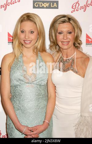 FILE PICS: Olivia Newton-John 1948-2022. Chloe Rose, Olivia Newton-John 01/14/06 G'Day LA: Australia Week 2006 - Penfolds Icon Gala Dinner @ The Hollywood Palladium, Hollywood photo by Fuminori Kaneko/HNW/PictureLux file Reference # 33680 123HNW Credit: PictureLux/The Hollywood Archive/Alamy Live News Credit: PictureLux / The Hollywood Archive/Alamy Live News Foto Stock