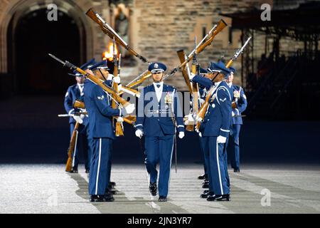 Edimburgo, Scozia, Regno Unito. 8th agosto 2022. La squadra di addestramento della Guardia d'onore dell'aeronautica degli Stati Uniti effettua la procedura spettacolare con i fucili al tatuaggio militare reale di Edinburgo. Iain Masterton/Alamy Live News Foto Stock