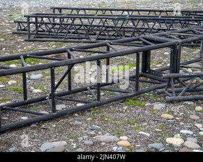 Telaio smontato di un palco stradale. Disassemblata struttura in ferro Stage designer per concerti. Costruzioni metalliche. Rottami metallici. Un mazzo di ferro. Inst Foto Stock