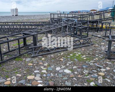 Telaio smontato di un palco stradale. Disassemblata struttura in ferro Stage designer per concerti. Costruzioni metalliche. Rottami metallici. Un mazzo di ferro. Inst Foto Stock