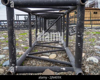 Telaio smontato di un palco stradale. Disassemblata struttura in ferro Stage designer per concerti. Costruzioni metalliche. Rottami metallici. Un mazzo di ferro. Inst Foto Stock