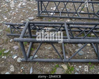 Telaio smontato di un palco stradale. Disassemblata struttura in ferro Stage designer per concerti. Costruzioni metalliche. Rottami metallici. Un mazzo di ferro. Inst Foto Stock