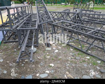 Telaio smontato di un palco stradale. Disassemblata struttura in ferro Stage designer per concerti. Costruzioni metalliche. Rottami metallici. Un mazzo di ferro. Inst Foto Stock