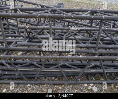 Telaio smontato di un palco stradale. Disassemblata struttura in ferro Stage designer per concerti. Costruzioni metalliche. Rottami metallici. Un mazzo di ferro. Inst Foto Stock