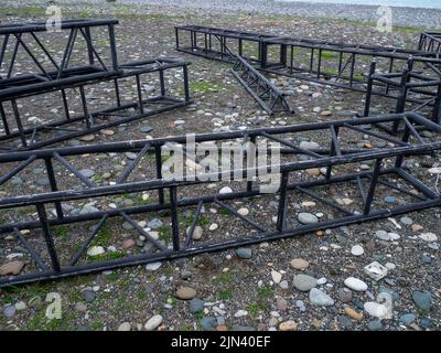 Telaio smontato di un palco stradale. Disassemblata struttura in ferro Stage designer per concerti. Costruzioni metalliche. Rottami metallici. Un mazzo di ferro. Inst Foto Stock