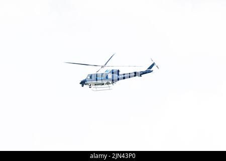 Washington, Stati Uniti. 08th ago 2022. Elicottero della polizia del parco degli Stati Uniti che vola vicino al monumento di Washington. Credit: SOPA Images Limited/Alamy Live News Foto Stock