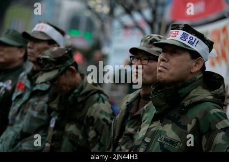 2 dicembre, 2012-Seoul, Corea del Sud-Corea del Vietnam i veterani della guerra del Vietnam detengono un raduno contro il leader nordcoreano Kim Jong nella piazza della stazione di Seoul, Corea del Sud. Foto Stock