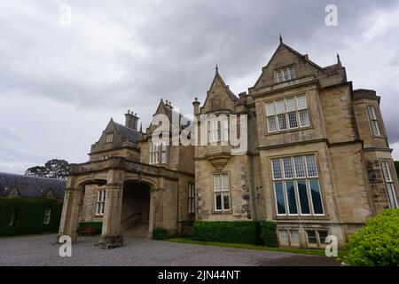 Killarney National Park, Co. Kerry, Irlanda: L'ingresso principale di Muckross House, un palazzo vittoriano di 65 camere costruito nel 1843. Foto Stock