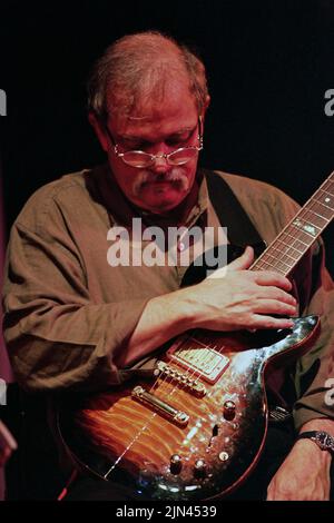 John Abercrombie, John Laird Abercrombie, nato il 16 dicembre 1944 Port Chester, New York, U.S.defunto il 22 agosto 2017 Cortlandt Manor, New York, Jazz, Jazz Fusion, Free jazz, musicista, compositore, strumento(i) chitarra, anni attivi 1969–2017,ECM, John Laird Abercrombie John Laird Abercrombie (16 dicembre 1944 – 22 agosto 2017) è stato un Foto Stock