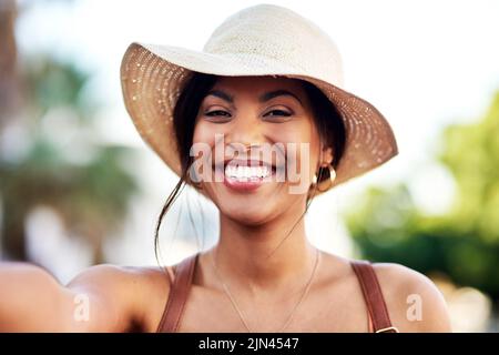 Il nuovo splendore della città è stato ottenuto da shes. Ritratto di una giovane donna attraente che prende selfie mentre fuori in città. Foto Stock